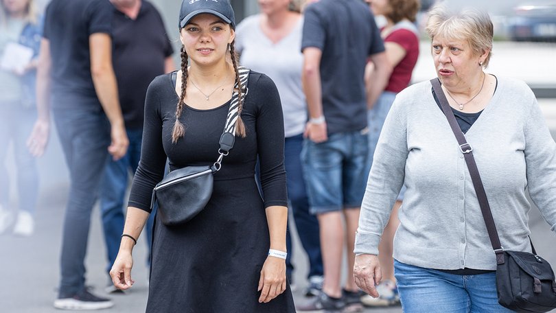 Familien laufen über das Werksgelände