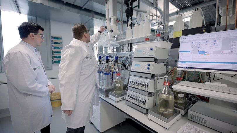 Laboranten überwachen automatisierte Analyseanlage.