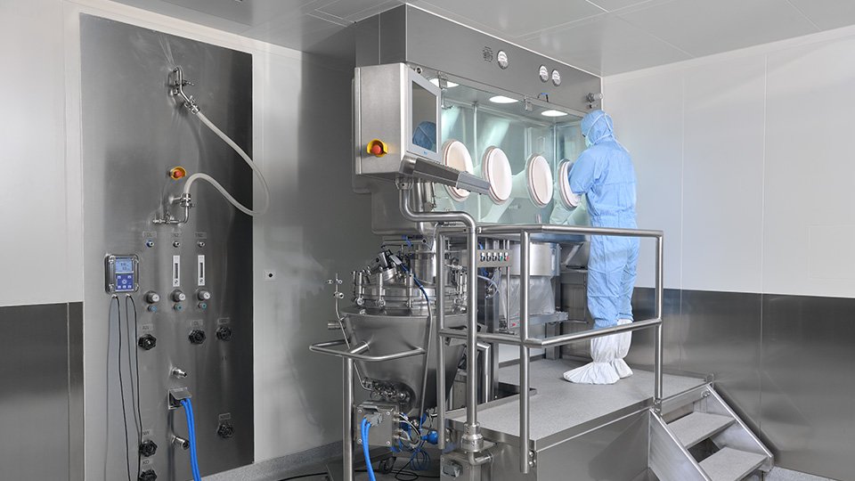 Edelstahlanlage mit Rohrsystem und Ventilen