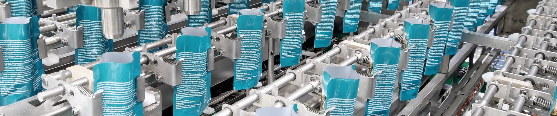 Verpackungsanlage transportiert Tierfutter in einer geordneten Reihe.