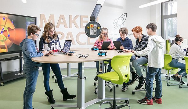 Students experimenting and creating projects in a flexible learning environment