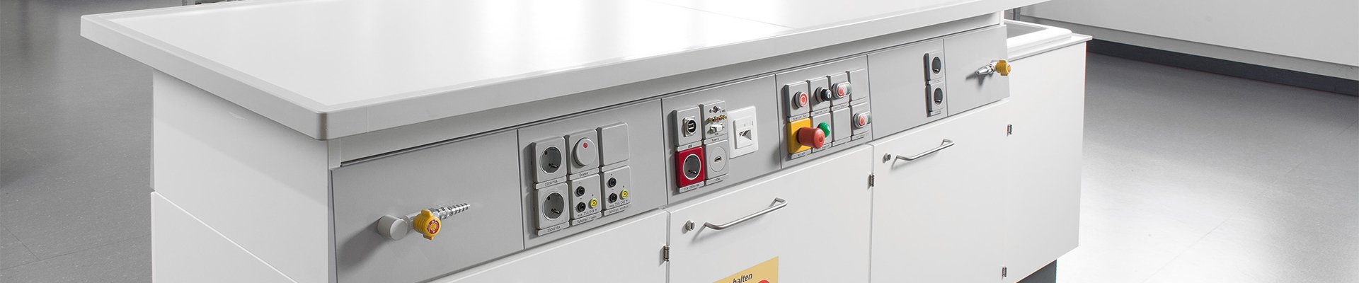 Labor workbench with integrated connections, control elements and supply modules