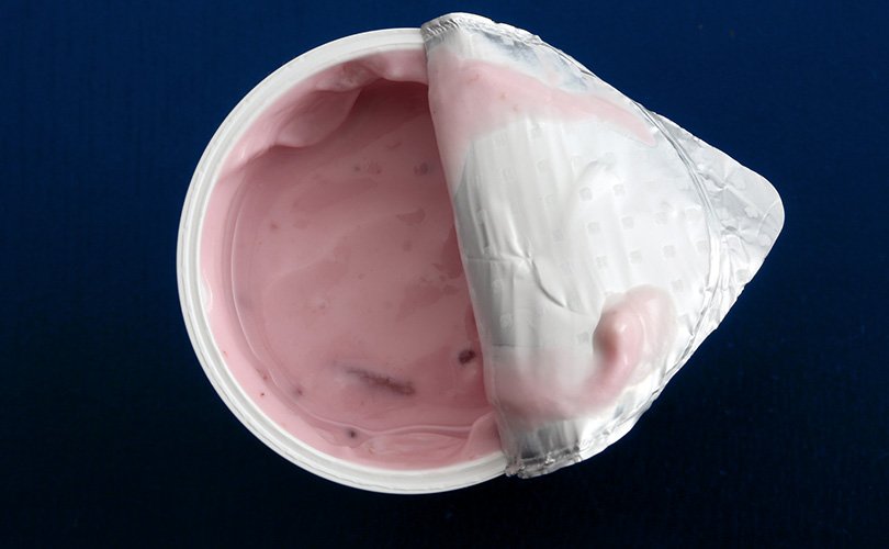 Joghurt im Becher abgefüllt