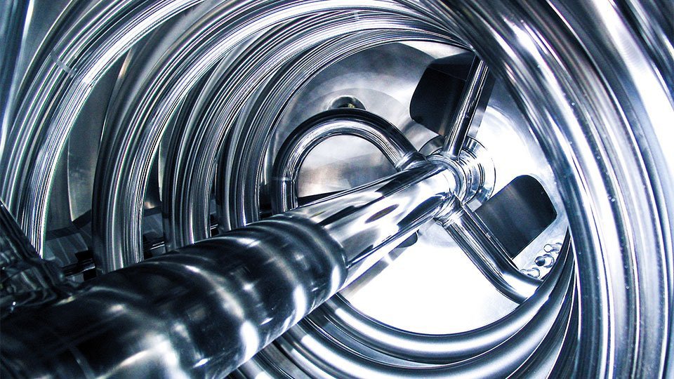 Rührwerk in glänzendem Kochbehälter