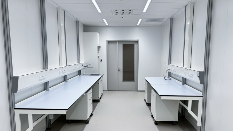 Arbeitsplätze mit rollbaren Laborunterschränken