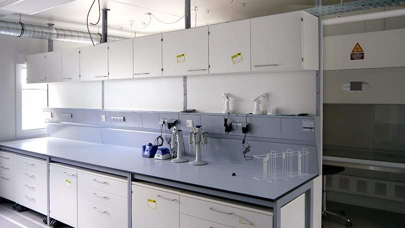 Laboratory bench with utensils