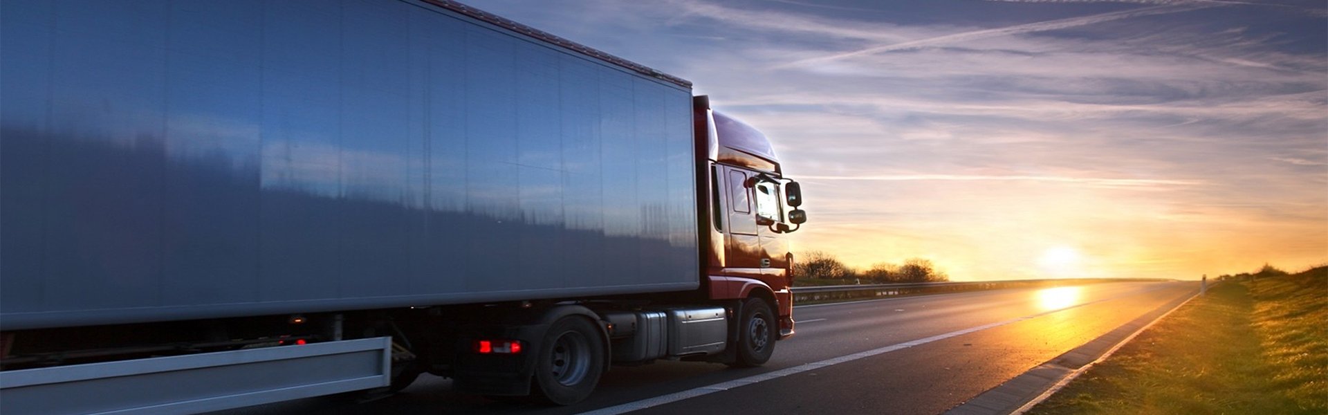 LKW der in Sonnenuntergang fährt