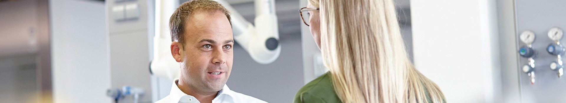 Frau und Mann unterhalten sich in Labor