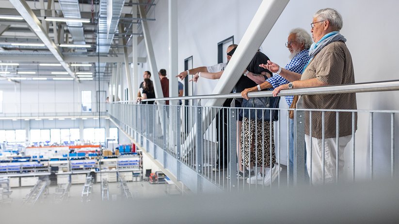 Familien besichtigen das Werksgelände