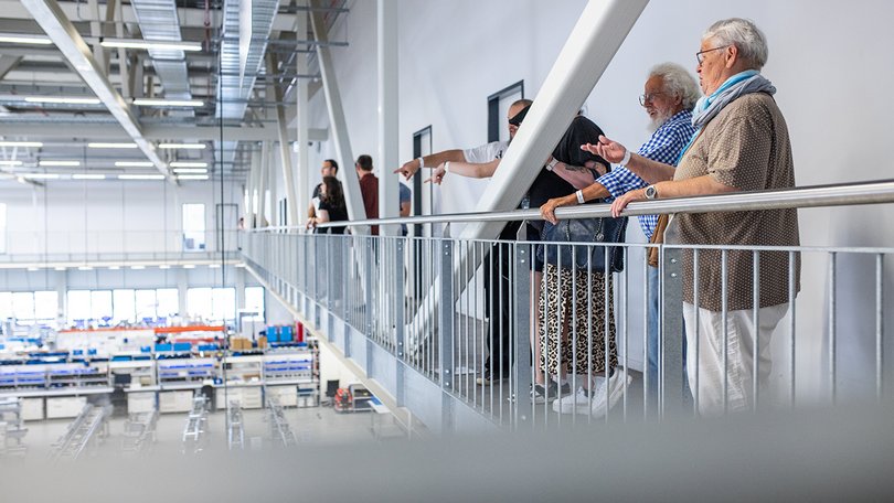 Familien besichtigen das Werksgelände
