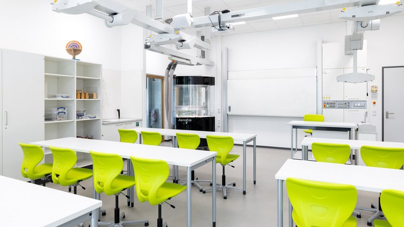 Klassenraum mit grünen Stühlen