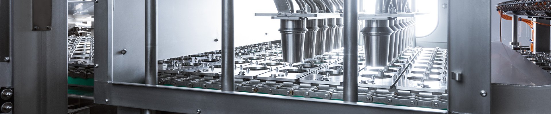 Modernisierte Produktionsanlage mit präziser Abfülltechnik