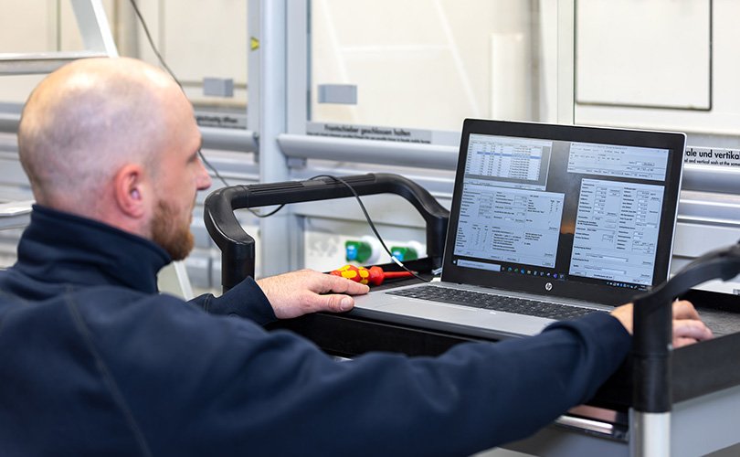 Frau bedient Abzugs-Regler