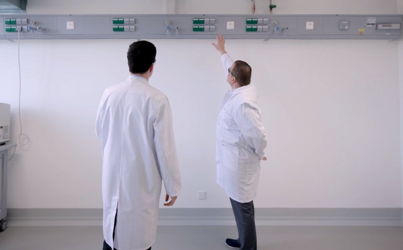 Personen analysieren Medienwandkanal