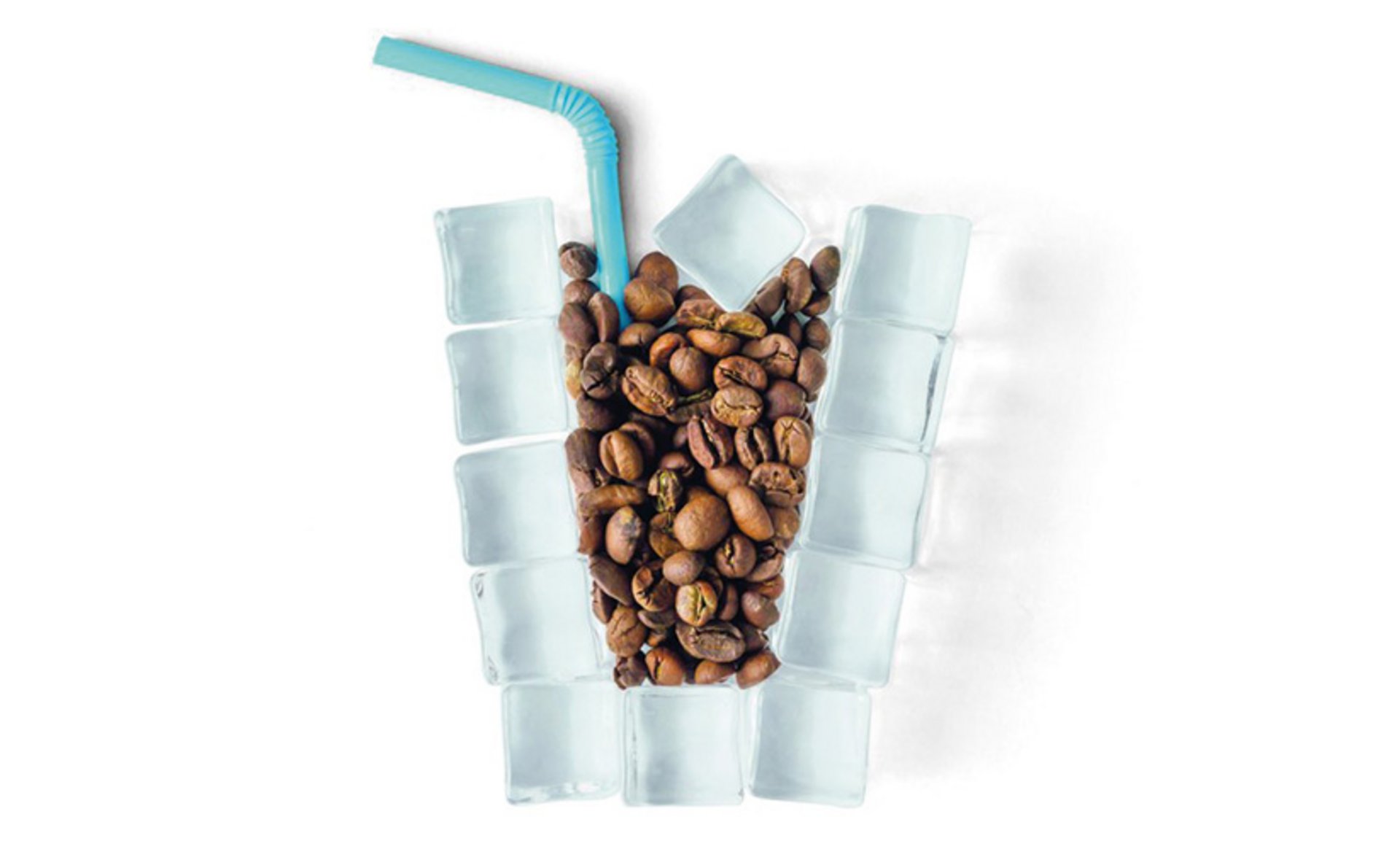 Eiswürfelbecher in Form eines Kaffeebechers, gefüllt mit Kaffeebohnen und Trinkhalm.