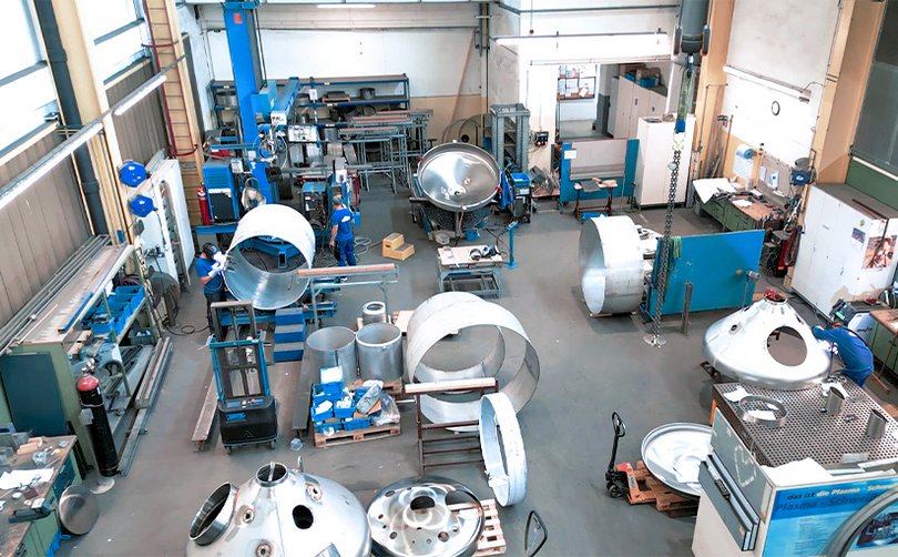 Fertigungshalle mit Edelstahlkomponenten