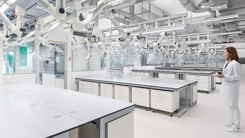 Laboratory design illustrating the transition from BIM planning to a real laboratory environment