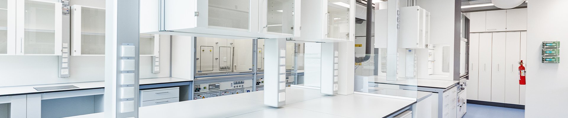 Leerer Laborraum während Umbau- oder Demontagearbeiten