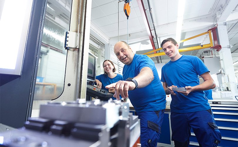 Team prüft Maschine in Werkstatt