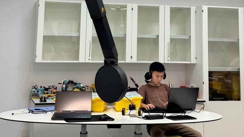 Schüler an einem Schreibtisch mit einem Fly One®
