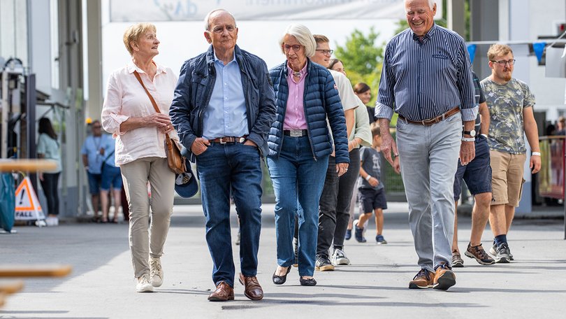 Familien laufen über das Werksgelände
