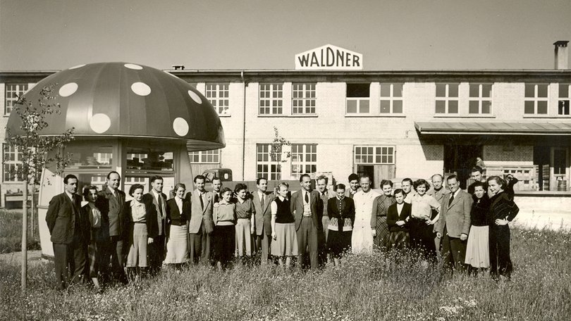 Mitarbeiter von Waldner vor dem Milchpilz auf dem Firmengelände
