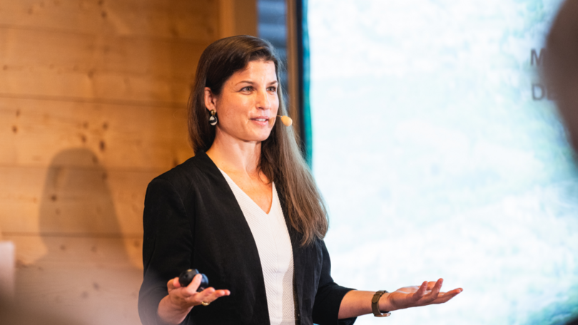 Waldner Labor Fachsymposium: Frau hält Vortrag
