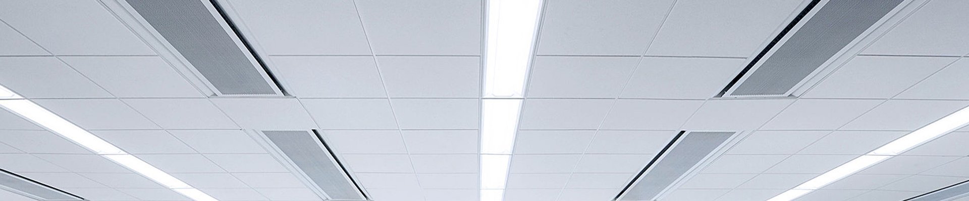 Leerer Labortisch mit technischer Ausstattung