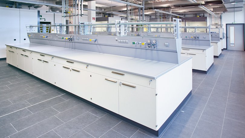 Laboratory benches in rows with service duct elements