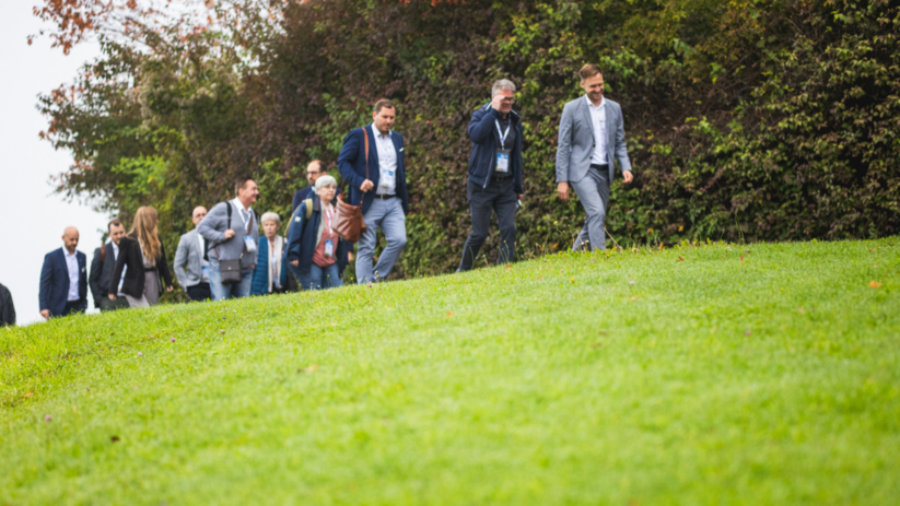 Waldner Labor Fachsymposium: Gruppe läuft über Wiese