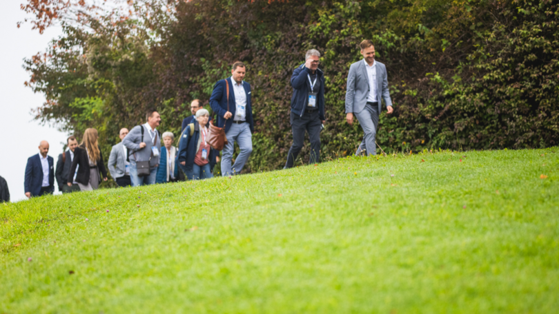 Waldner Labor Fachsymposium: Gruppe läuft über Wiese