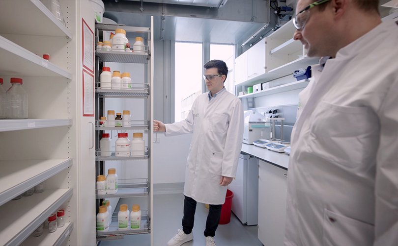 Mitarbeiter an Apothekerschrank