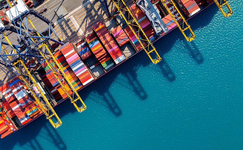 Container auf einem Güterschiff