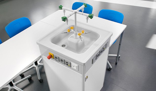 Laboratory workstation with integrated sink and gas supply