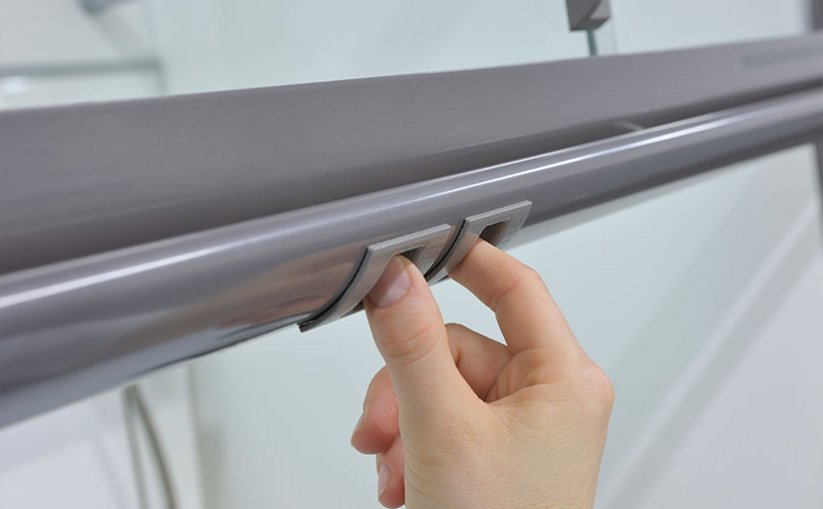Fume hood sash unlocked with one hand