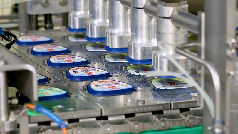 Closing process for cups on the production line