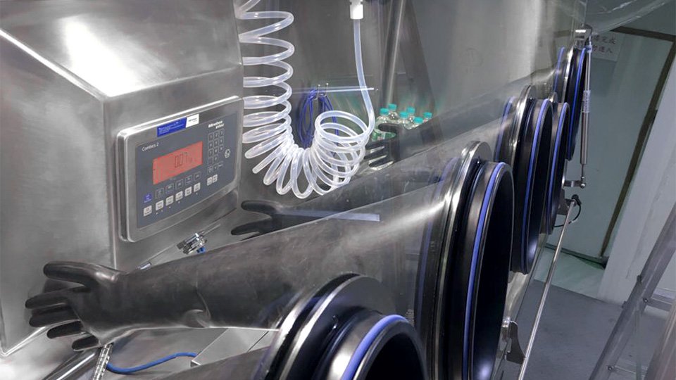 Glovebox mit angeschlossenen Handschuhen im Labor