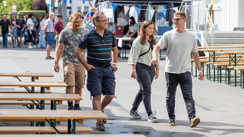 Familien laufen über das Werksgelände