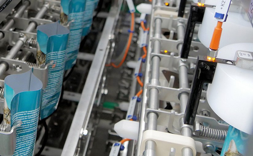 Pouch packaging machine