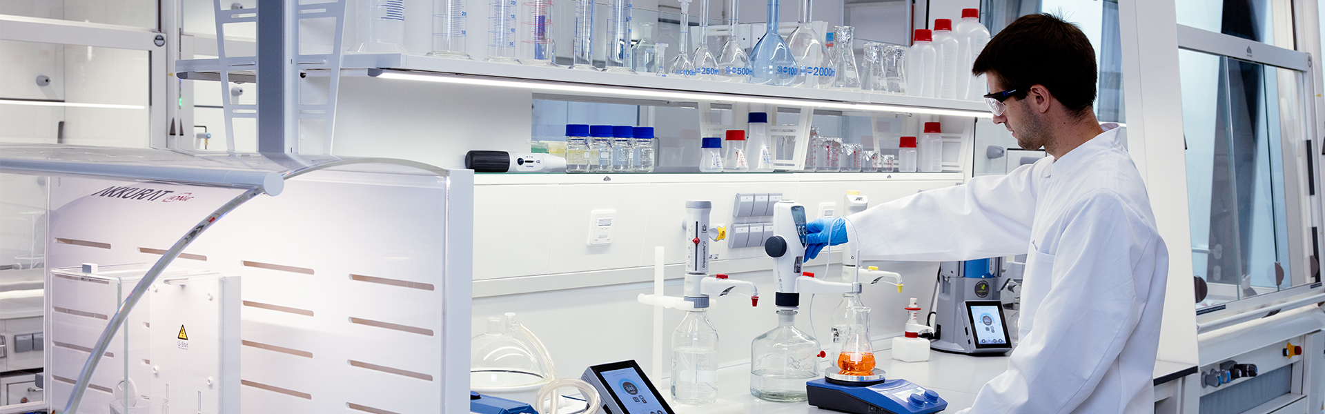 Mann arbeitet im Labor