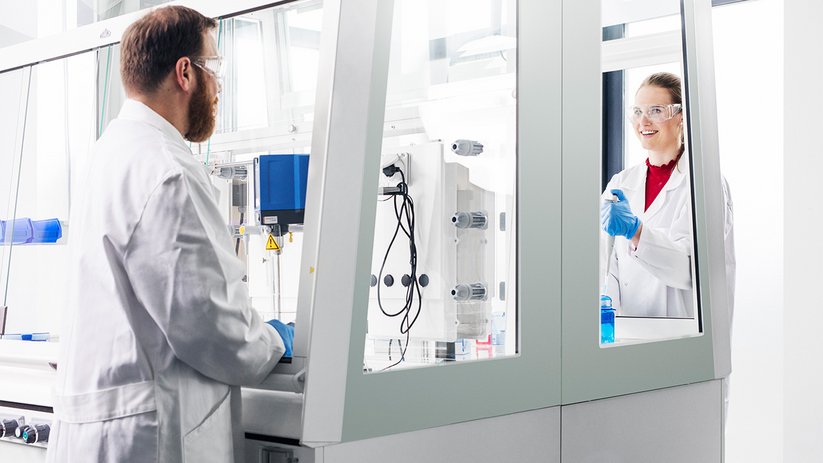Transparent fume hoods ensure better collaboration