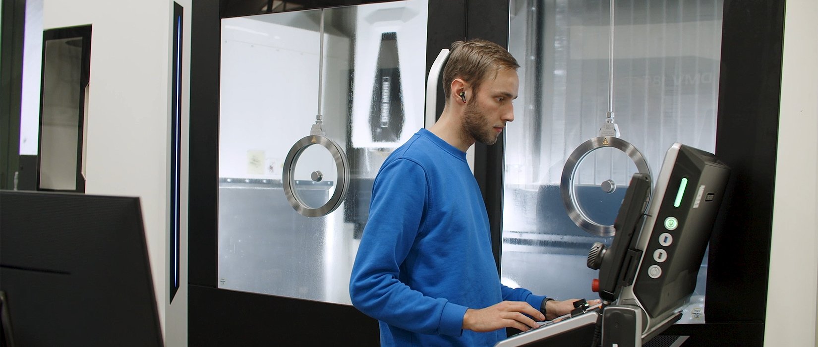 Waldner Mitarbeiter an der neuen CNC-Maschine