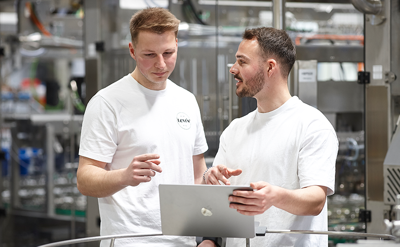 Zwei Personen im Gespräch