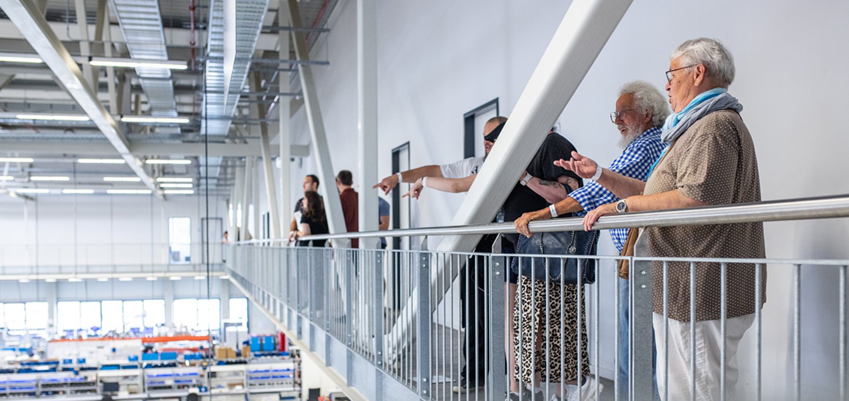 Familien besichtigen das Werksgelände