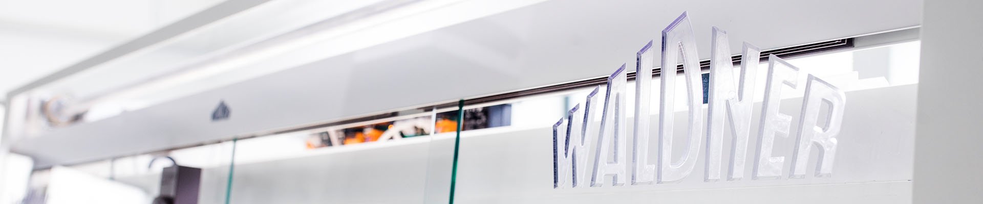 Side-view on a fume hood front panel