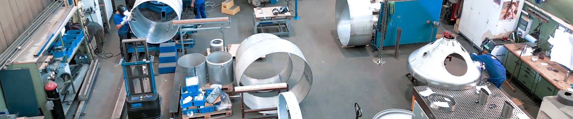Fertigungsbereich mit großen Metallbauteilen
