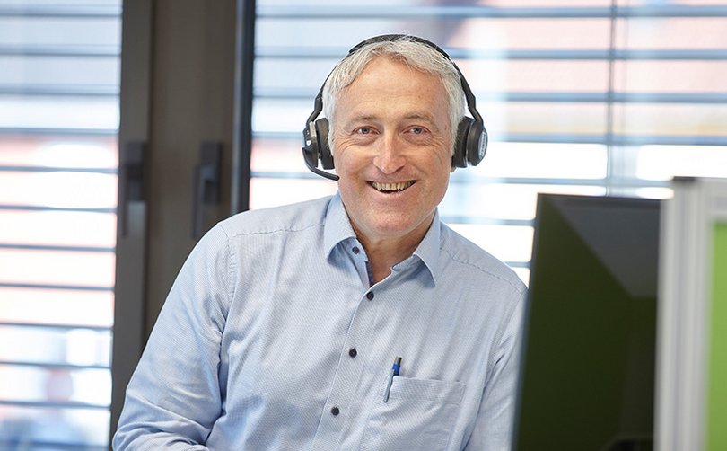 Support-Mitarbeiter mit Headset im direkten Kundengespräch