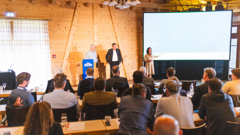 Waldner Labor Fachsymposium: Publikum hört Rede zu