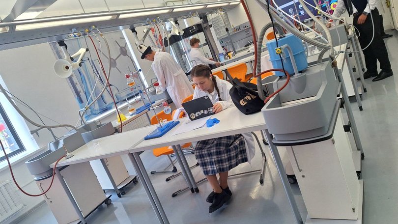 Schüler und Schülerinnen führen Experimente in einem Chemielabor durch