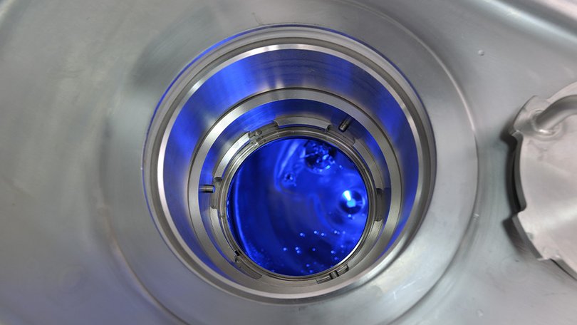 Edelstahlbehälter mit blau beleuchtetem Inneren